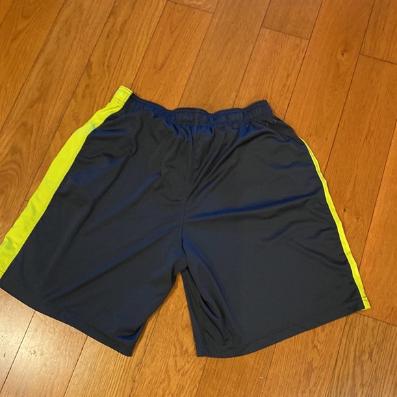 Nice men’s XL Nike Shorts Navy and Chartreuse - Picture 4 of 4